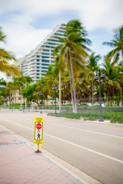 Yaya geçidinde dur.