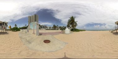Fort Lauderdale, FL, ABD - 5 Eylül 2024: 360 Fort Lauderdale Sahili 'nin can kurtaran kulübesi ile eşkenar dörtgen video