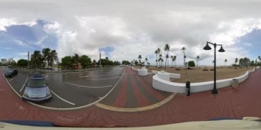 Fort Lauderdale, FL, ABD - 5 Eylül 2024: 360 Fort Lauderdale Beach Belediyesi Bulutlu bir günde ödenmiş park yeri