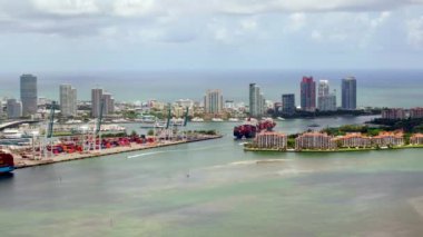 Miami Beach, FL, ABD - 5 Eylül 2024 Port Miami 'de Hapag Lloyd kargo gemisi