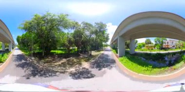 Miami, FL, ABD - 5 Eylül 2024: Miami Underline Linear Park 8k 360 eşdörtgen video