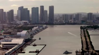 Miami Limanı 'ndaki hava görüntüsü. 4k. Telefoto yakın çekim.