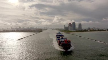 Kargo gemisi limandan ayrılırken havadan uçuş.