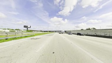 Güneye doğru I95 'in dikiz aynasında sürücü plakası 2024.