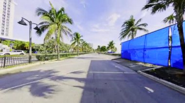 Fort Lauderdale, FL, ABD - 25 Eylül 2024 Fort Lauderdale Plajı, dikiz manzaralı sürücü plakası