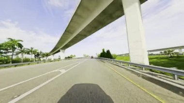 Otoyol üstgeçit yollarının altında. 4k sürücü plakası 2024