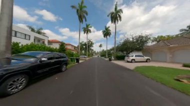 Fort Lauderdale Florida 'da lüks evler, dikiz manzaralı sürücü plakaları.