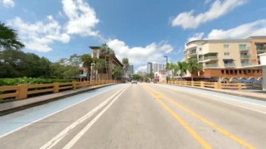 Fort Lauderdale, FL, ABD - 24 Eylül 2024: Las Olas Bulvarı, doğu, dikiz manzaralı sürücü plakası 2024 Mov