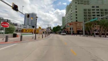 Fort Lauderdale, FL, ABD - 24 Eylül 2024: Arka manzara sürücü plakası Las Olas Fort Lauderdale Florida 2024