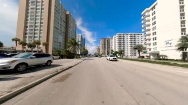 Hollywood Plajı, FL, ABD - 22 Eylül 2024: Hollywood Plajı Florida, A1a 'daki konut binalarının plakalarını sürüyorum.