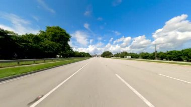Fort Lauderdale, FL, ABD - 22 Eylül 2024 Flamingo Road Davie Florida 'dan güneye gidiyoruz.