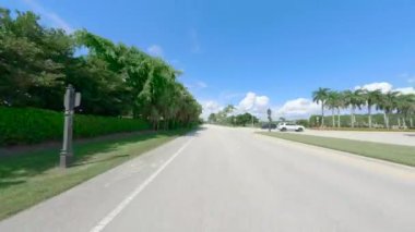 Hafta sonu Weston Florida 'ya doğru sürüş, araba plakası.