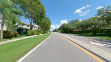 Weston Florida 'daki yerleşim yerinin 4K video görüntülerini sürüyorum.