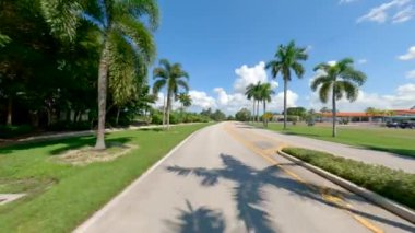 Arka manzara B sürüş plakası trafik çemberi Weston Florida 2024