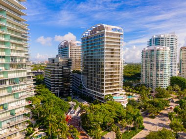 Miami, FL, ABD - 12 Eylül 2024: Hava fotoğrafı Mr. C Residences Coconut Grove Miami FL