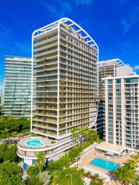 Miami, FL, ABD - 12 Eylül 2024: Hava fotoğrafı Mr. C Residences Coconut Grove Miami FL