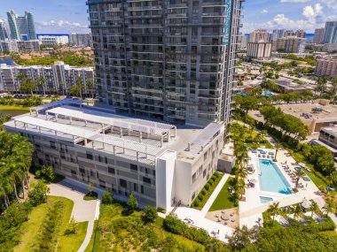 Hallandale Beach, FL, ABD - 23 Eylül 2024: Hava aracı fotoğrafı Slate Hallandale lüks kiralık bir apartman dairesi