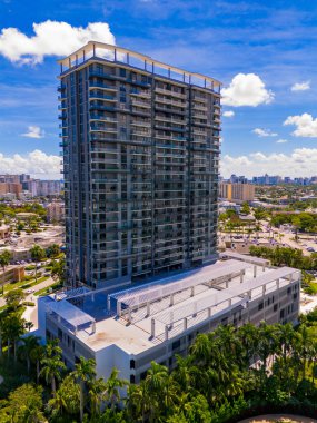 Hallandale Beach, FL, ABD - 23 Eylül 2024: Hava aracı fotoğrafı Slate Hallandale lüks kiralık bir apartman dairesi