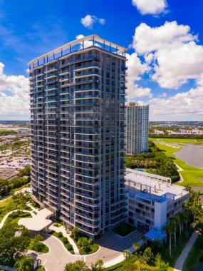 Hallandale Beach, FL, ABD - 23 Eylül 2024: Hava aracı fotoğrafı Slate Hallandale lüks kiralık bir apartman dairesi