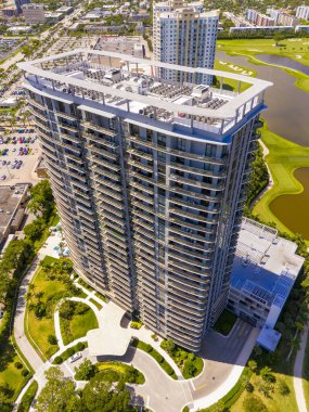 Hallandale Beach, FL, ABD - 23 Eylül 2024: Hava aracı fotoğrafı Slate Hallandale lüks kiralık bir apartman dairesi