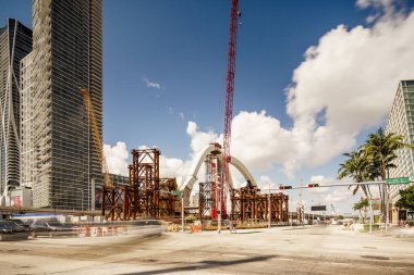 Miami, FL, ABD - 22 Eylül 2024: Miami İmza Köprüsü inşaatı Eylül