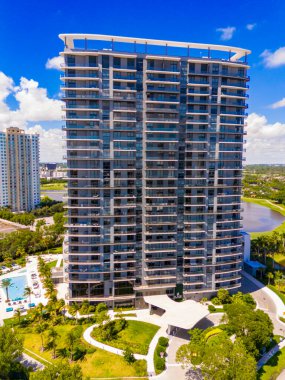 Hallandale Beach, FL, ABD - 23 Eylül 2024: Hava aracı fotoğrafı Slate Hallandale lüks kiralık bir apartman dairesi