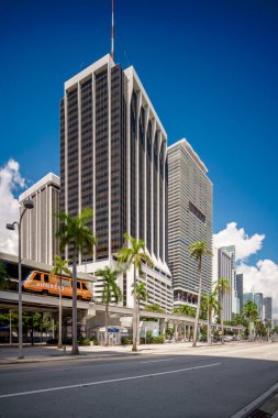 Miami, FL, ABD - 22 Eylül 2024 Miami şehir merkezi Biscayne Bulvarı 'ndan kuzey manzarası