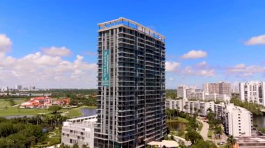 Hallandale Plajı, FL, ABD - 23 Eylül 2024: Hava çekilmesi Slate Hallandale Plaj apartmanı 4k