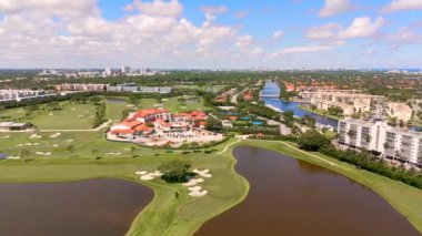 Hallandale Beach, FL, ABD - 23 Eylül 2024: Shell Bay kulübü Hallandale Beach hava aracı görüntüleri 2024