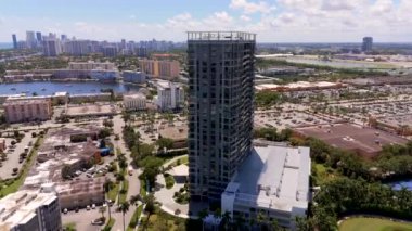 Hallandale Plajı, FL, ABD - 23 Eylül 2024: Hava yörüngesi kuzey manzaralı Slate Hallandale Sahili, FL kiralık apartman