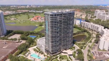 Hallandale Beach, FL, ABD - 23 Eylül 2024: Slate Hallandale Apartman Binası Hava Aracı hisseli video yörüngesi
