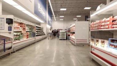Sunrise, FL, ABD - 21 Eylül 2024: Sams Club toptan satış kulübü Sunrise Florida 'da yürümek