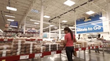 Sunrise, FL, ABD - 21 Eylül 2024: Sams Club Sunrise Florida USA 'da satılık eşyalar