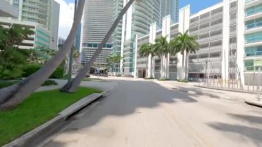 Miami, FL, ABD - 21 Eylül 2024 Arka sürücü plakası Brickell Bay Drive Miami