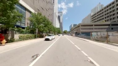 Miami, FL, ABD - 21 Eylül 2024: Brickell Şehir Merkezi 'ne Uber geliyor, arka manzara sürücü plakası