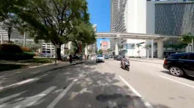 Miami, FL, ABD - 21 Eylül 2024: Miami şehir merkezinden Brickell 'e, arka manzara sürücü plakası 2024