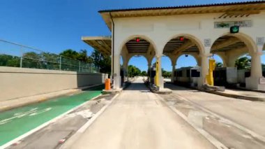 Venedik paralı yolunda ve asma köprüde Miami Beach FL 2024