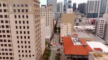 Miami, FL, ABD - 21 Eylül 2024: Havadan yükseliş Miami şehir merkezinin 2024 gökdelenlerini gözler önüne serdi