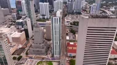 Miami, FL, ABD - 21 Eylül 2024: İHA videosu Miami Dade Adliyesi binaları 2024