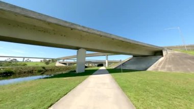 New River Greenway, Fort Lauderdale Florida 'da köprünün altında bisiklet sürerken Dji Ronin kullanıldı.