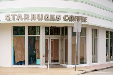 Miami Beach, FL, ABD - 25 Eylül 2024 Miami Beach Lincoln Road 2024 durgunluğunda Starbucks kapatıldı