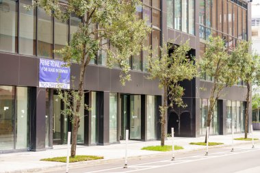 Şehir merkezindeki işletmelerin çoğu kiralık levhalarla kapatıldı.