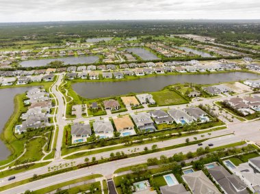 Palm Beach Gardens 'ta Milton Kasırgası sırasında bir kasırga tarafından vurulan hava aracı fotoğrafı.