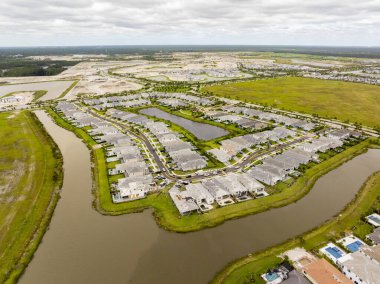 Palm Beach Gardens 'ta Milton Kasırgası sırasında bir kasırga tarafından vurulan hava aracı fotoğrafı.