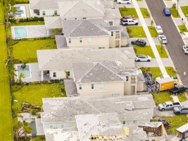 Palm Beach Gardens, FL, ABD - 10 Ekim 2024: Florida Kasırgası sırasında Milton 2024. Çatıların lüks malikanelerden söküldüğü Avenir mahallesi manzarası
