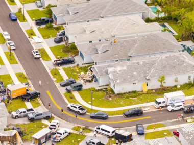 Palm Beach Gardens, FL, ABD - 10 Ekim 2024: Florida Kasırgası sırasında Milton 2024. Çatıların lüks malikanelerden söküldüğü Avenir mahallesi manzarası