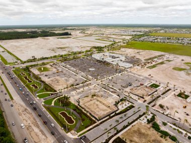 Palm Beach Gardens, FL, ABD - 10 Ekim 2024 Palm Beach Gardens Publix Supermarket Kasırga Milton 2024 tarafından yok edildi