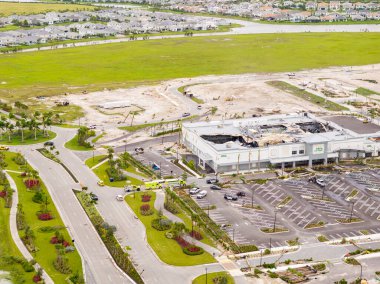 Palm Beach Gardens, FL, ABD - 10 Ekim 2024 Palm Beach Gardens Publix Supermarket Kasırga Milton 2024 tarafından yok edildi