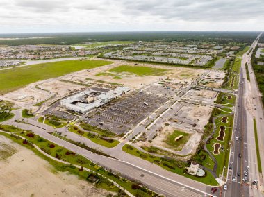 Palm Beach Gardens, FL, ABD - 10 Ekim 2024 Palm Beach Gardens Publix Supermarket Kasırga Milton 2024 tarafından yok edildi