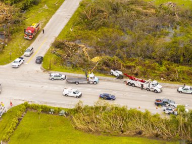 Palm Beach Gardens, FL, ABD - 10 Ekim 2024 Palm Beach Gardens 'ta Milton Kasırgası sırasında kamyon devrildi.